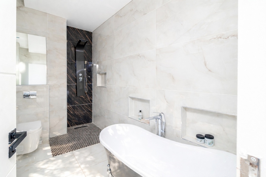 6 Bedroom Property for Sale in The Islands Estates North West